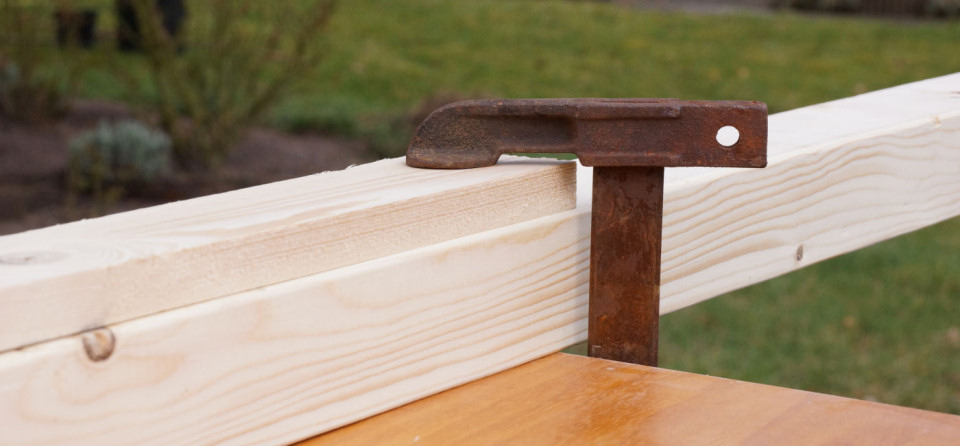 Schraubzwinge an Kantholz